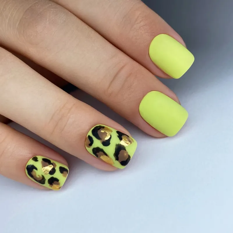 NAILVANA Géllakk - Iconic 043