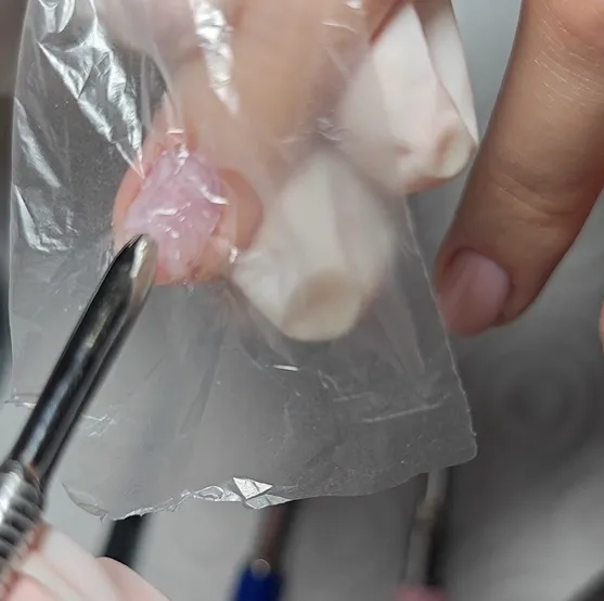 Fólia beépítése az építőzselében