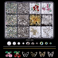 Körömdíszítő mix boxban - strasszkövekkel, gyöngyökkel