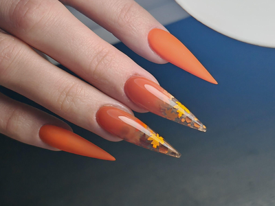 Őszi köröm falevél flitterrel - kész nail art