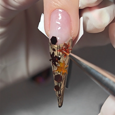 Falevél flitterek benyomkodása