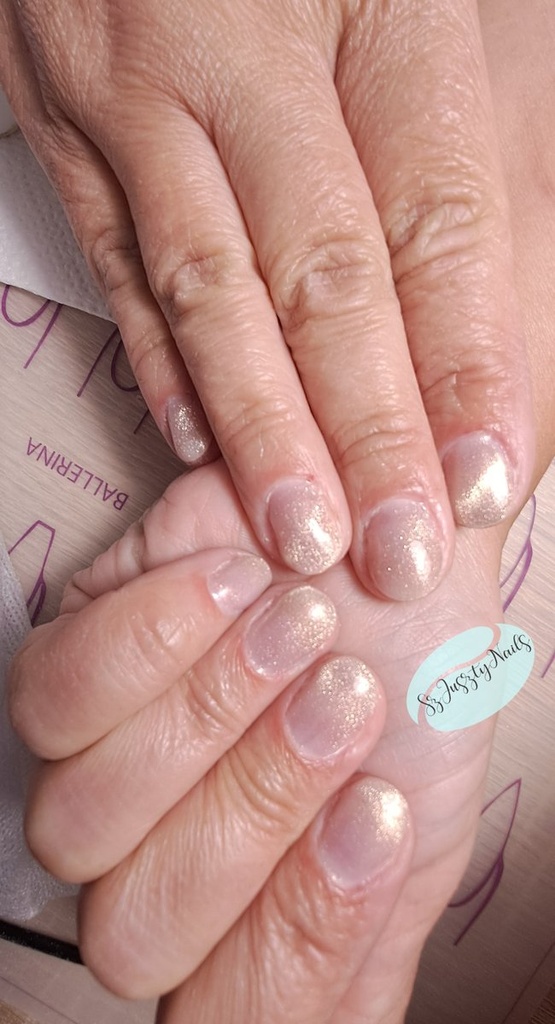 Szabó Jusztina (SzJusztyNails) munkája 2